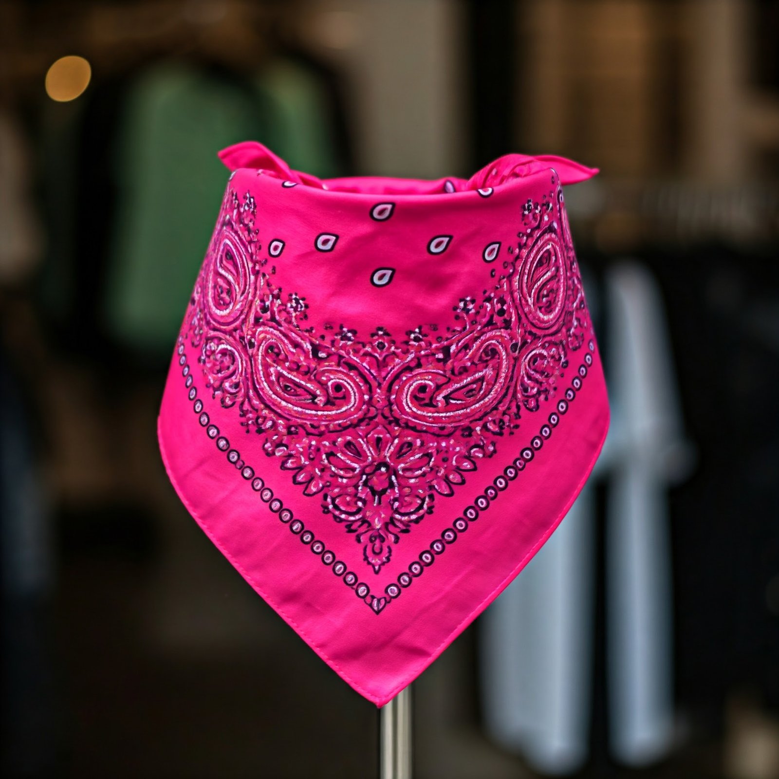 Pañuelo de color rosa para ir en moto - En primer plano.