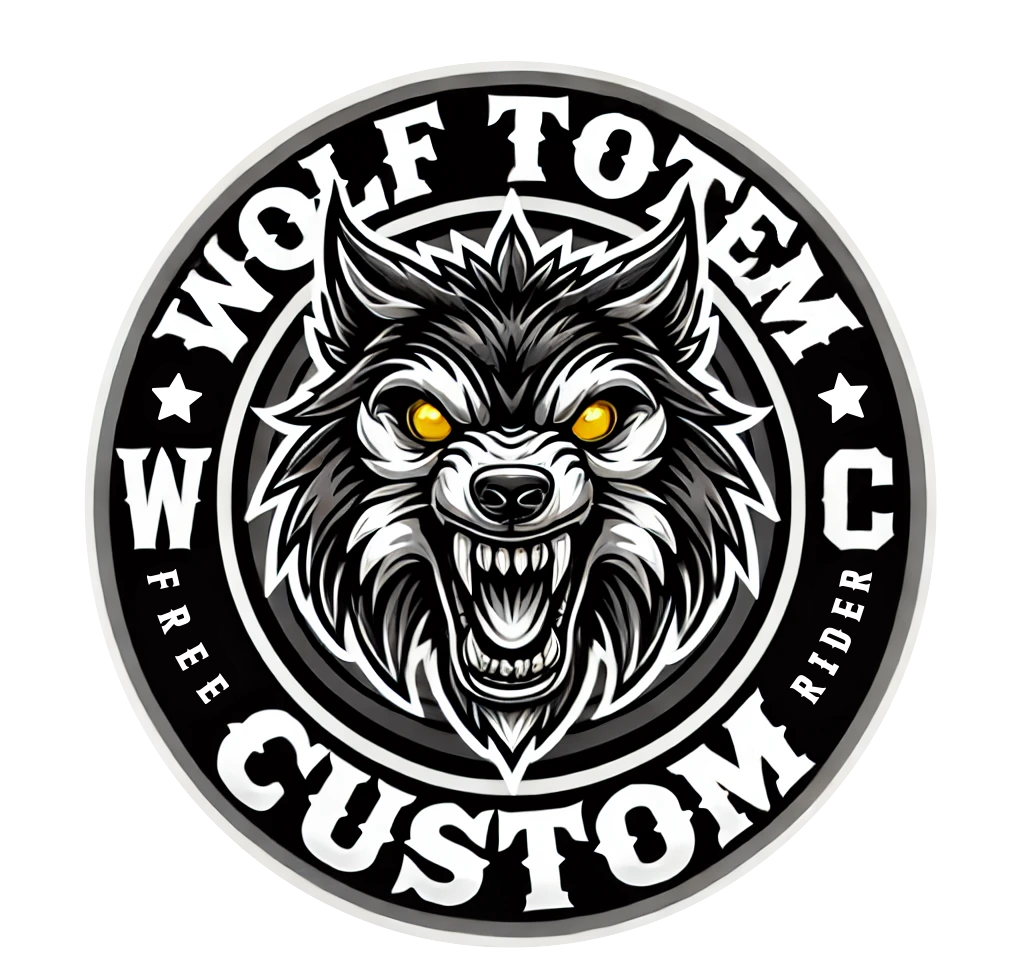 Logo redondo con letras blancas donde pone WOLF TOTEM CUSTOM con un lobo intimidante en el medio con los ojos amarillos enseñando los dientes.