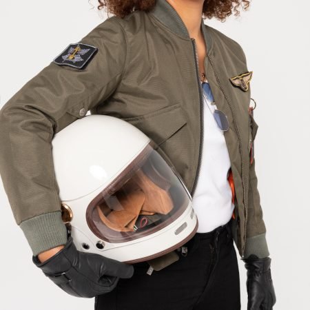 Helmet_Roadster_II_Cream-modelo-sujetando-casco